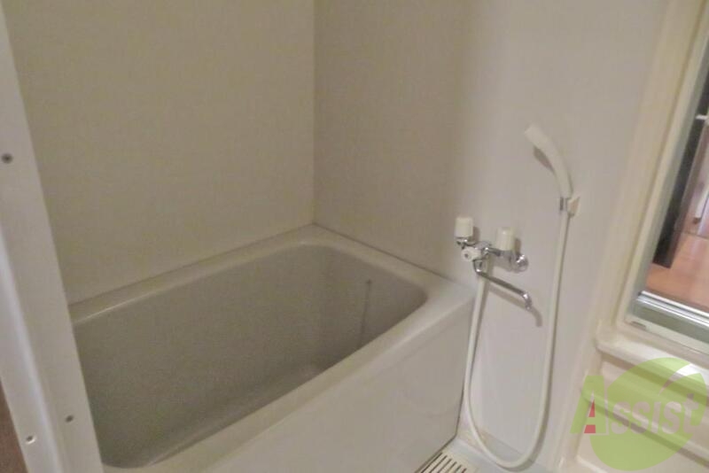 バス・シャワールーム　バス・トイレ別でバスタブも広め。ゆっくり浸かれそうです。