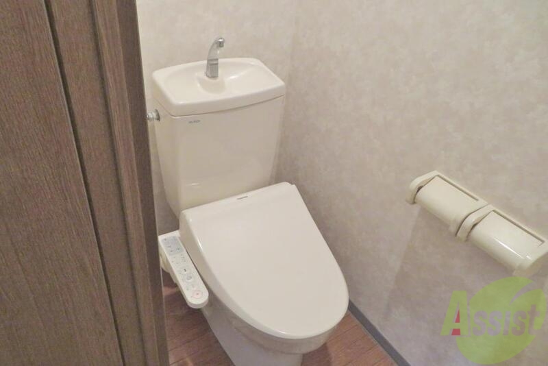 トイレ　バス・トイレ別で温水洗浄便座付き。快適に使えますね。