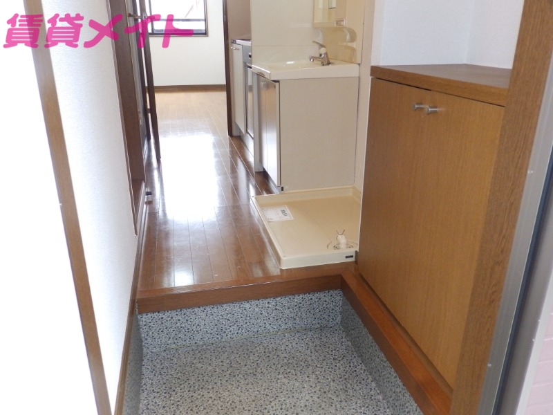玄関　同物件別室反転タイプ画像