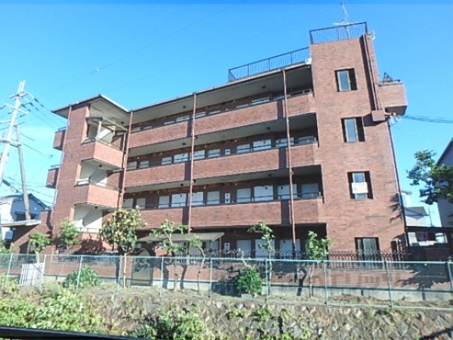 京都市右京区太秦安井西沢町のマンションの建物外観
