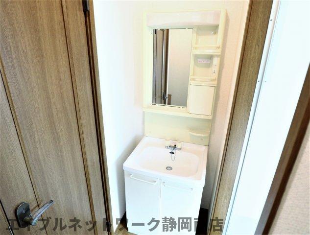 洗面設備　ゆったりとスペースのある洗面所