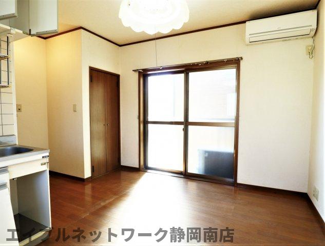 居室・リビング　居間です