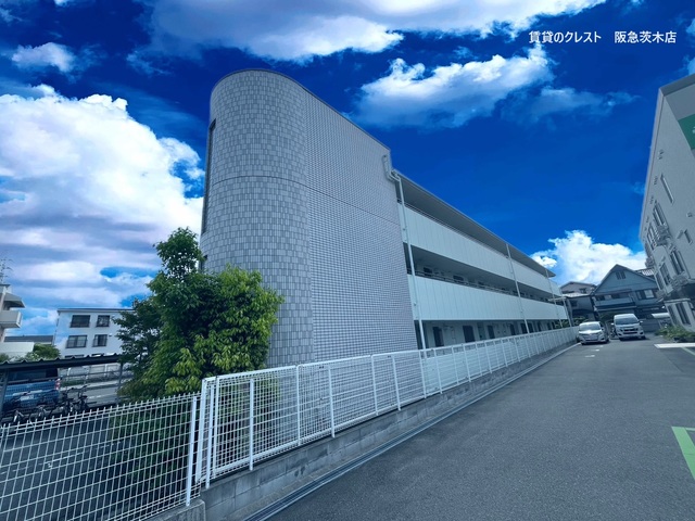 茨木市鮎川のマンションの建物外観