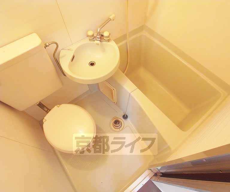 バス・シャワールーム　清潔感のあるバスルームです。