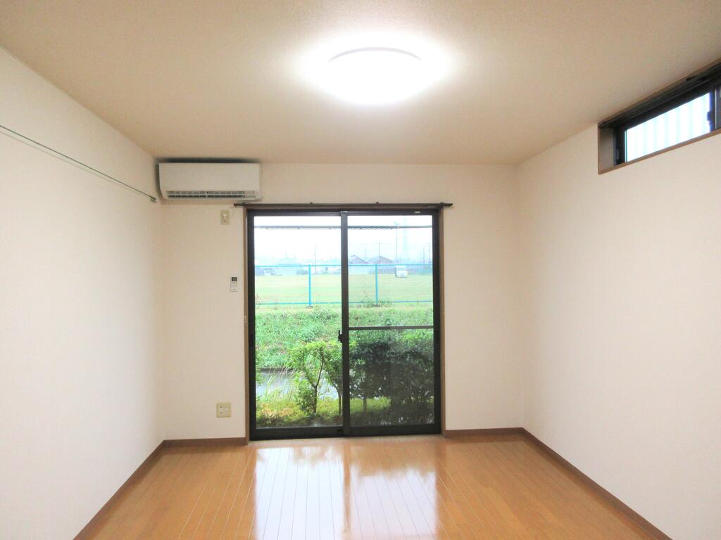 居室・リビング　広めの８．７５帖、前が公園で明るいお部屋です（写真は別部屋）