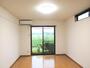 居室・リビング　広めの８．７５帖、前が公園で明るいお部屋です（写真は別部屋）