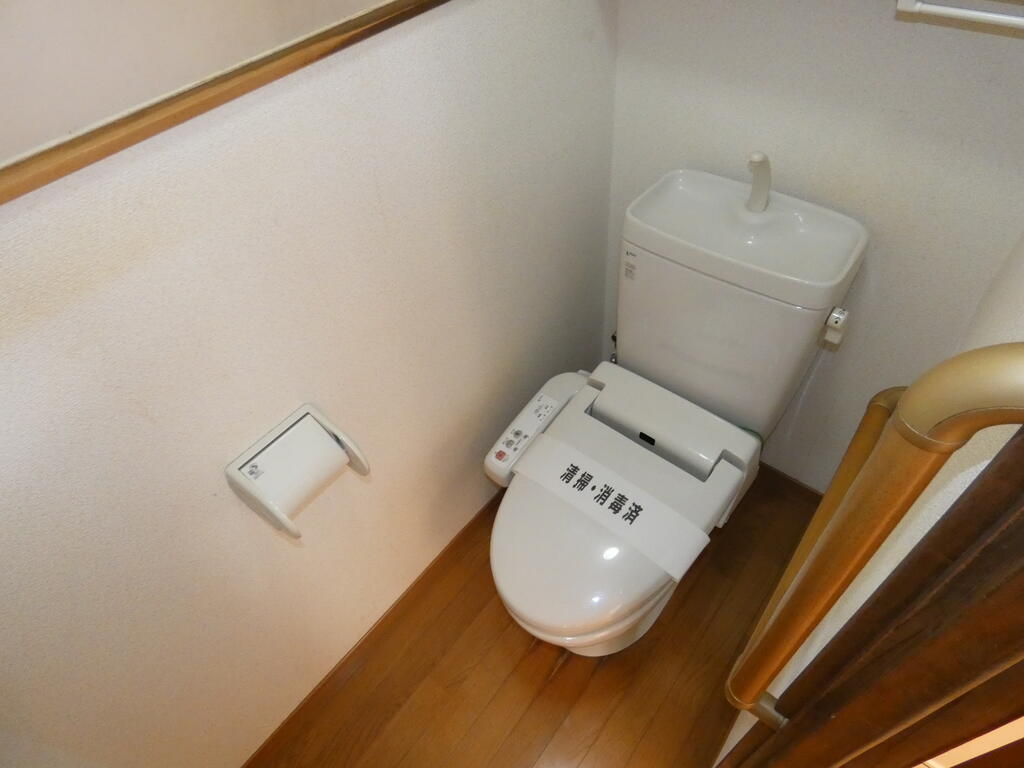 トイレ　温水洗浄便座は残置物です。