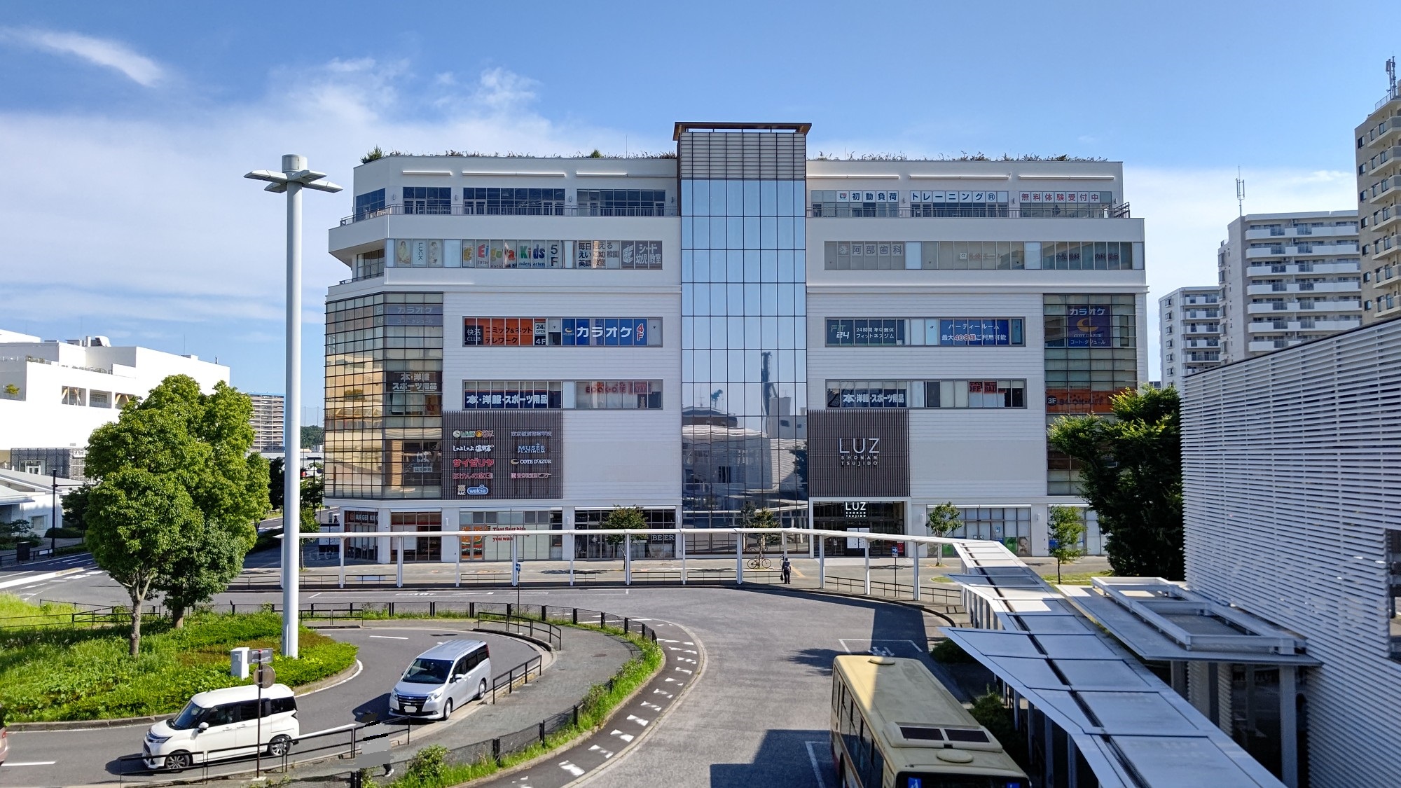 ショッピングセンター　Luz湘南辻堂（ショッピングセンター）まで423m