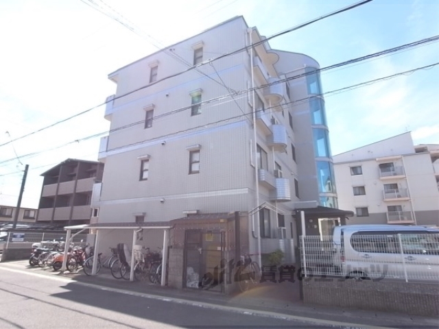 京都市西京区桂河田町のマンションの建物外観