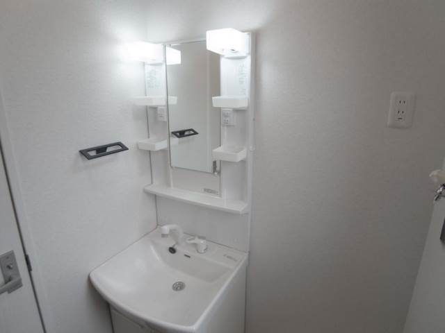 その他　独立洗面台。収納多数。