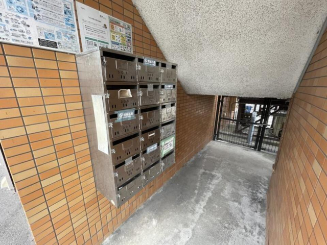 【松山市須賀町のマンションのエントランス】