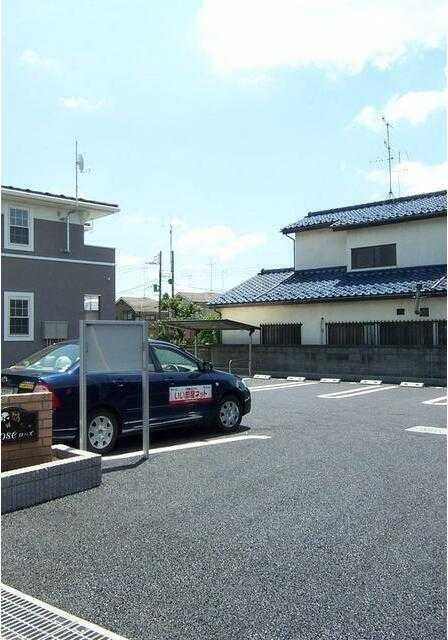 【昭島市緑町のアパートの駐車場】