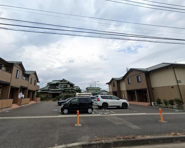 【藤沢市菖蒲沢のアパートの駐車場】