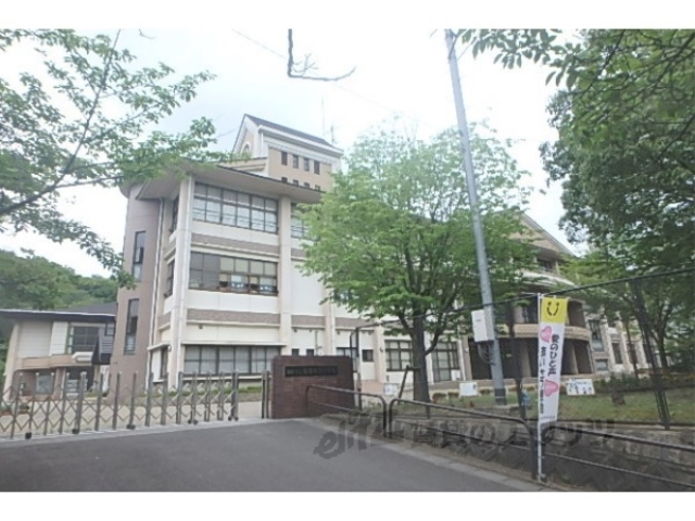 【イワタニガーデンハイツの小学校】