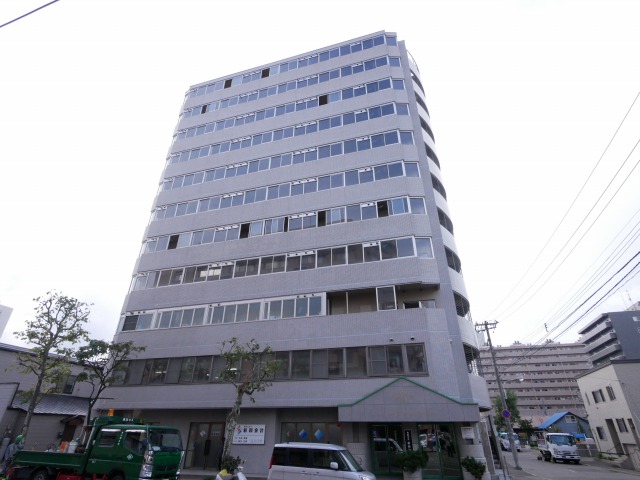 札幌市北区北十三条西のマンションの建物外観