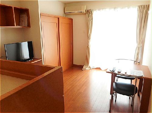 居室・リビング　カーテンやテーブル、テレビも備え付けです