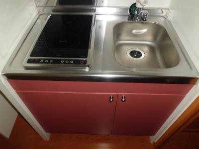 キッチン　ステンレスの光沢が美しい電気コンロ付キッチン。