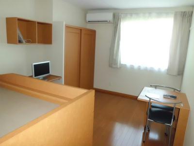 居室・リビング　南面に窓。明るい室内です。