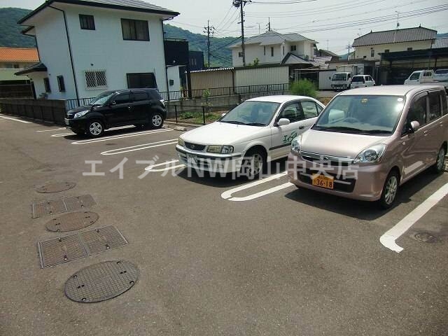 【岡山市北区牟佐のアパートの駐車場】