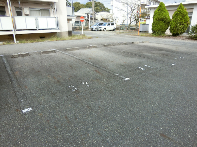 【三木市別所町朝日ケ丘のマンションの駐車場】