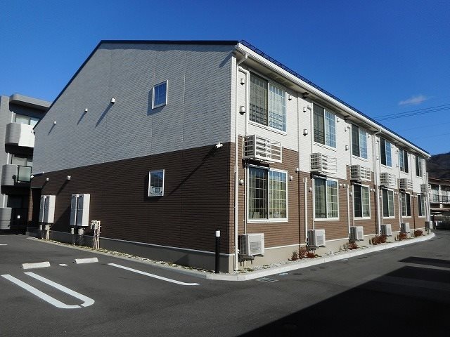 松本市大字岡田松岡のアパートの建物外観