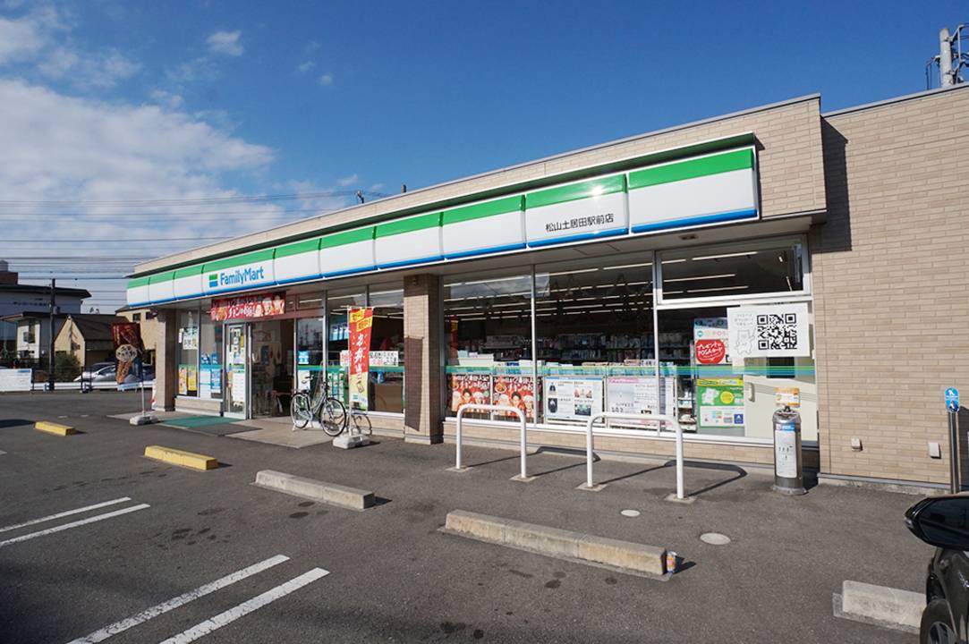 コンビニ　ファミリーマート松山土居田駅前店（コンビニ）まで166m
