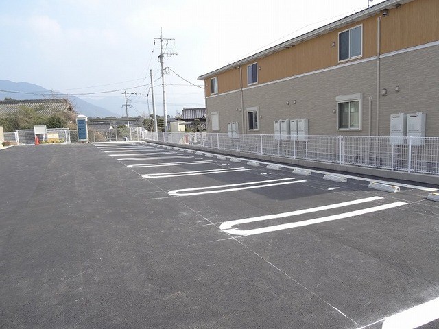 【北九州市八幡西区楠橋下方のアパートの駐車場】