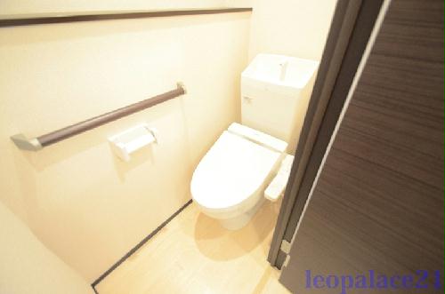 トイレ　温水シャワー付きトイレです