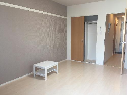 居室・リビング　ベランダ側からの写真　居室証明はLEDです。