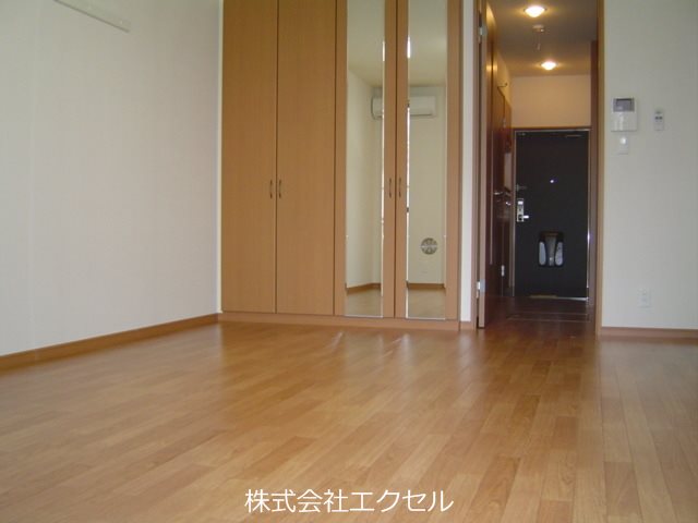 その他部屋・スペース　鏡付きの収納完備。