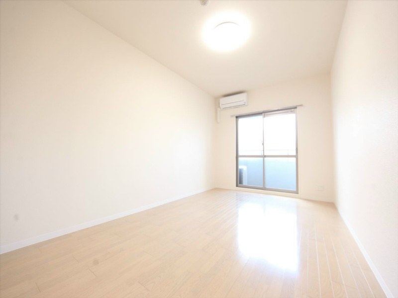 居室・リビング　洋室9.6帖　エアコン完備　バルコニー