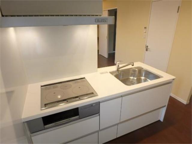 キッチン　同じ物件で異なるお部屋の参考画像です。