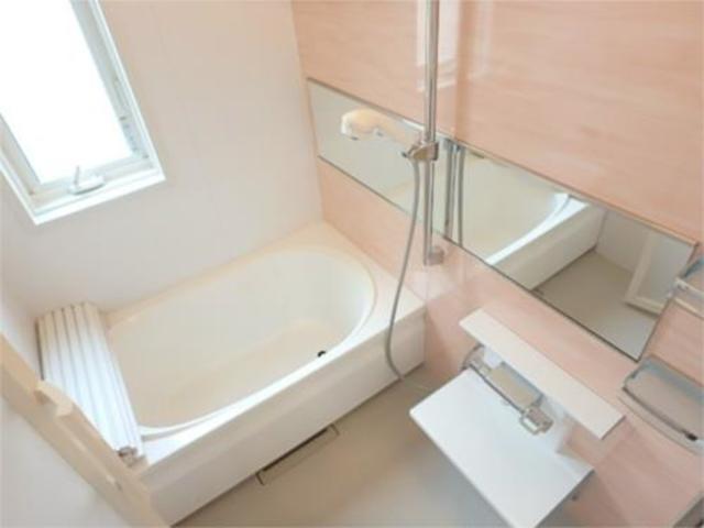 バス・シャワールーム　同じ物件で異なるお部屋の参考画像です。