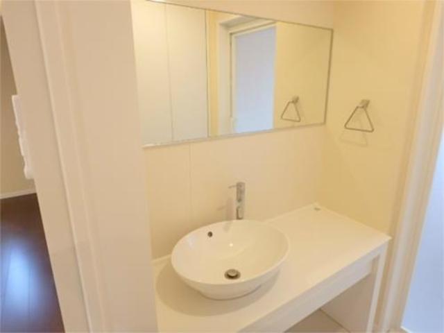 洗面設備　同じ物件で異なるお部屋の参考画像です。