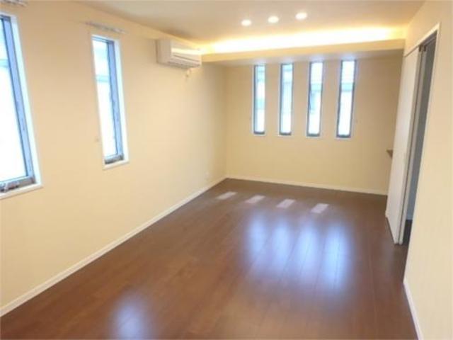 居室・リビング　同じ物件で異なるお部屋の参考画像です。