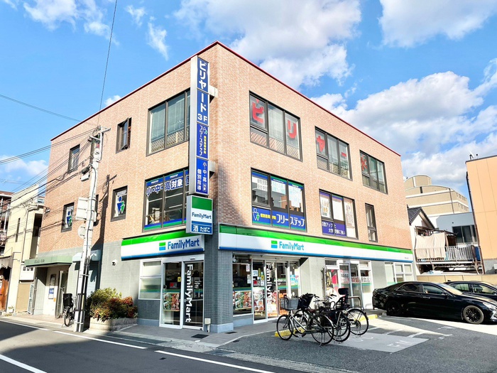 コンビニ　ファミリーマート（コンビニ）まで450m