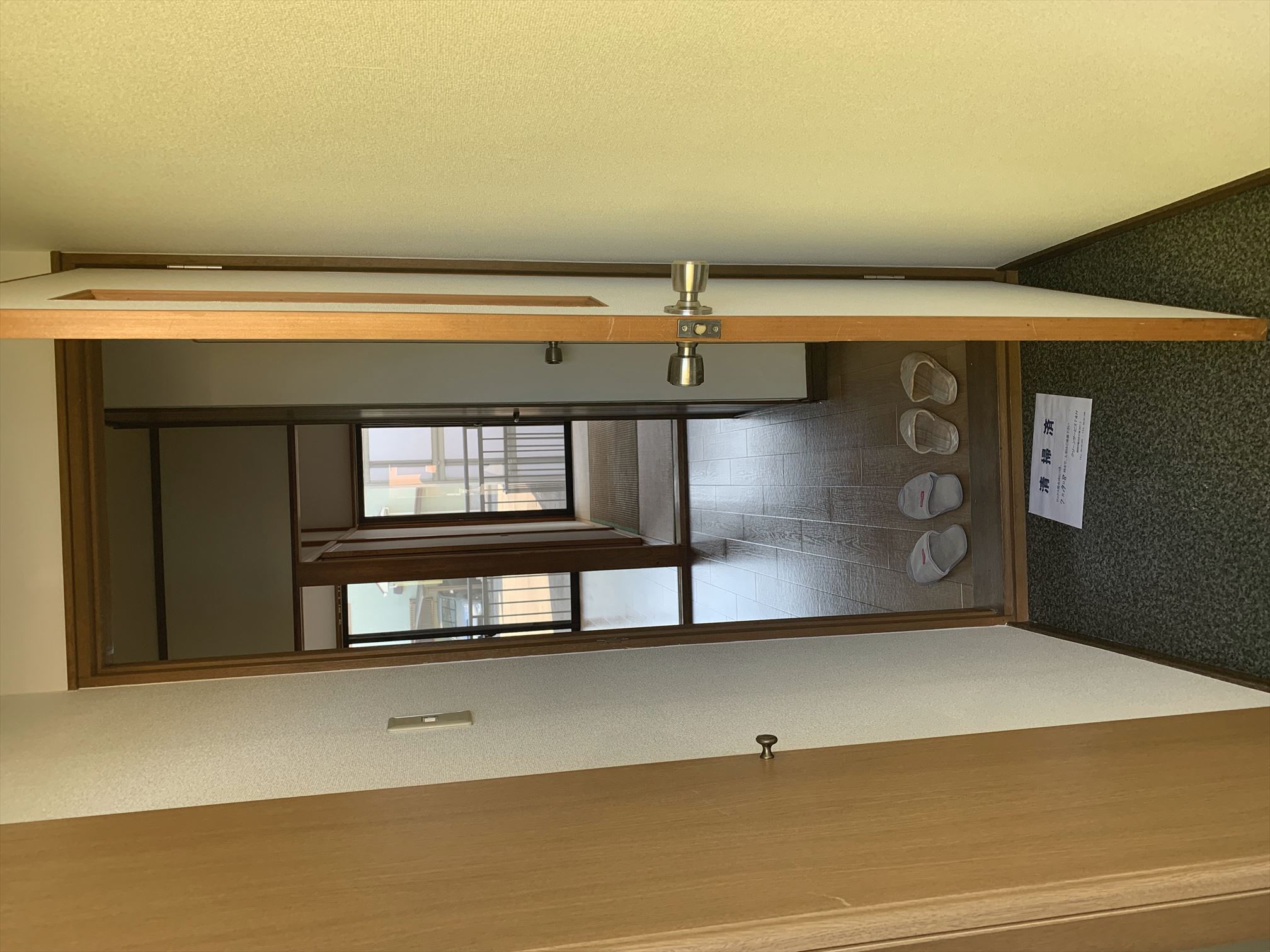 玄関　玄関から左側にシューズクローゼットがあります。