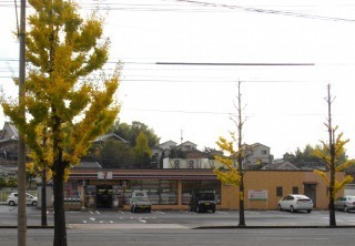 コンビニ　セブンイレブン大村東三城町店（コンビニ）まで886m