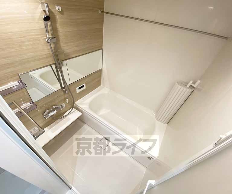 バス・シャワールーム　ゆったりとくつろげる浴室です。