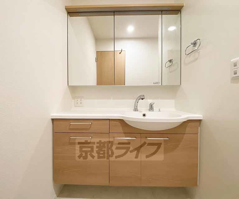 洗面設備　収納性の高い洗面所です。