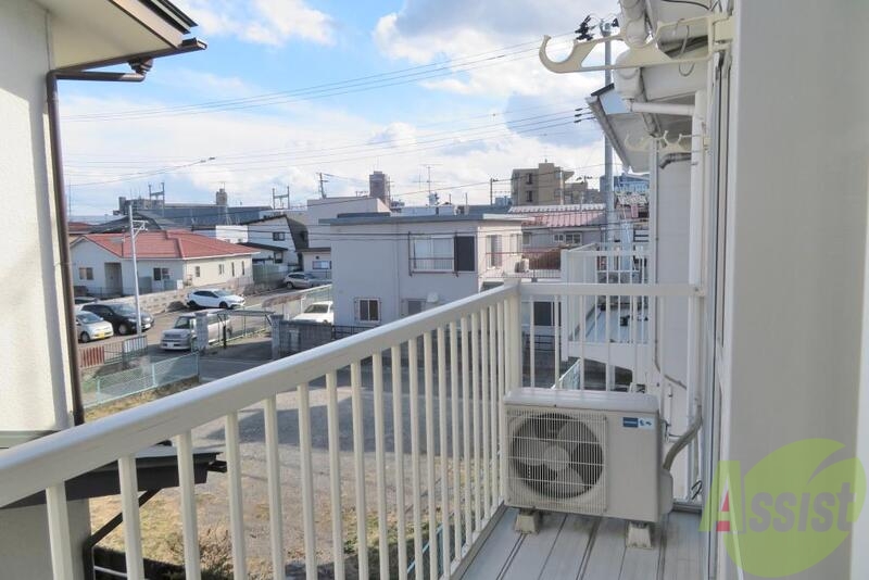 バルコニー　バルコニーも洗濯物を干すには十分です。