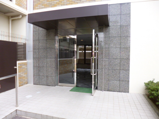 エントランス　オートロック付きで安心