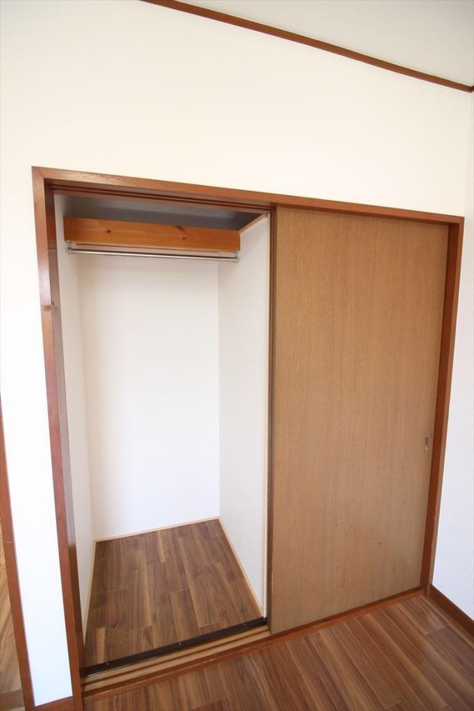 収納　左側クローゼット、右側押入タイプで使い分けできます