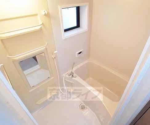 バス・シャワールーム　出窓があるのが嬉しいですね