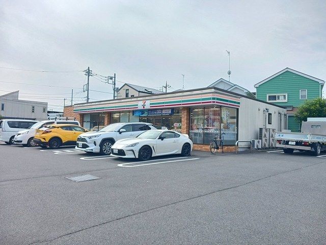 コンビニ　セブンイレブン（コンビニ）まで323m