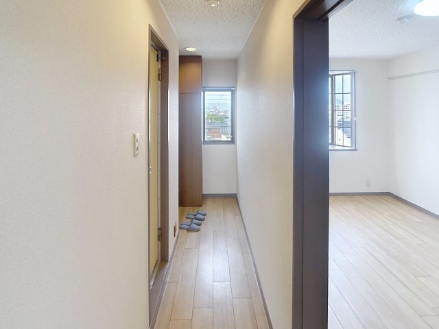玄関　写真は空室の１室となります、仕様が異なる場合には現況優先とさ