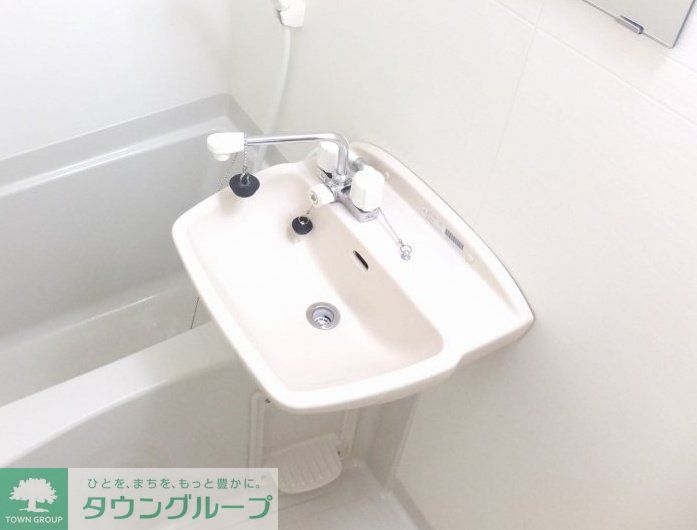 洗面設備　白を基調とした明るい印象の浴室です。