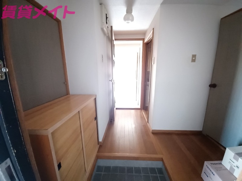 玄関　同物件別部屋の写真となります