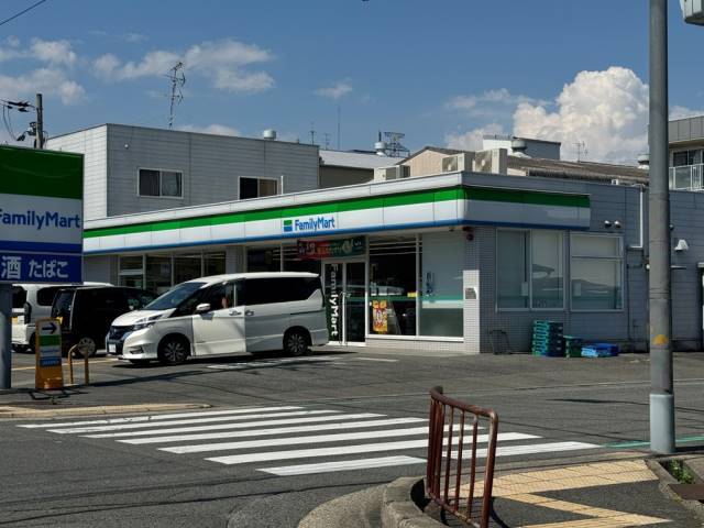 コンビニ　ファミリーマート枚方長尾家具町店（コンビニ）まで831m