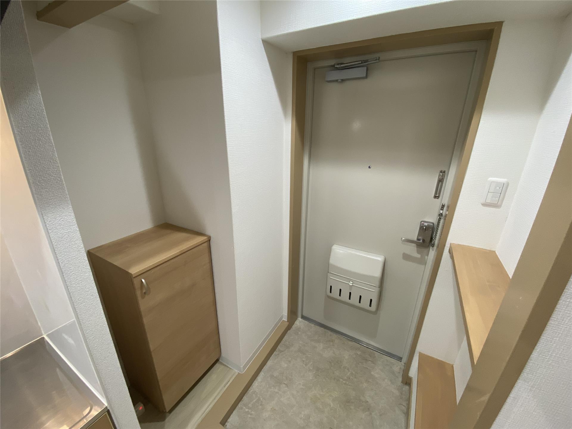 玄関　使い方様々な棚付きの玄関です